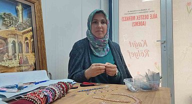 Enkaz altında kalan depremzede kadın, yaptığı ürünlerle geçimini sağlıyor
