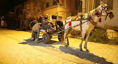 Enkaz kentin kovboy Ramazan davulcusu