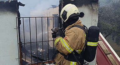 Erdek'te zeytinliğin içindeki evde yangın çıktı