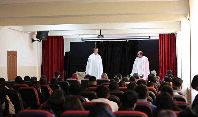 Ergani'de öğrenciler tiyatroyla tarihi yolculuğa çıktı