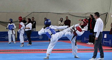 Erzincan'da Tekvando Okul Sporları Gençler Grup Müsabakaları başladı