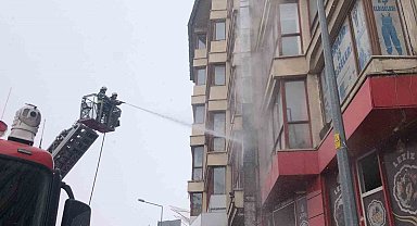Erzurum'da işyerinin çatısında çıkan yangın itfaiye ekiplerince söndürüldü