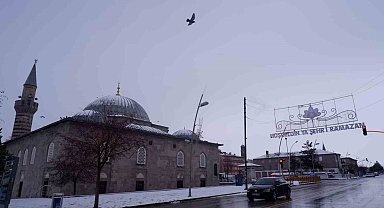 Erzurum'da sokaklara "Hoş Geldin Ya Şehri Ramazan" tabelaları asıldı