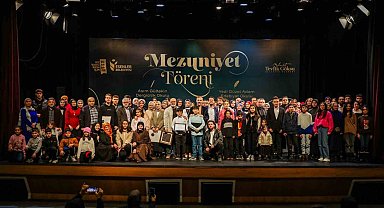 Esenler'de çiçeği burnunda edebiyatçılar mezun oldu