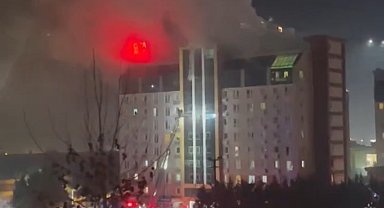 Esenyurt'ta 11 katlı rezidansta korkutan yangın: Mahsur kalan 40 kişi itfaiye ekiplerince kurtarıldı