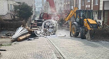 Esenyurt'ta onarım yapılan minarenin petek ve külah kısmı halatın kopması sonucu zemine düştü