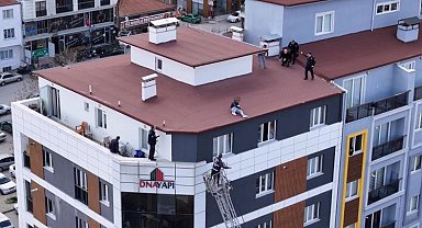 Eşi çocuklarını göstermiyor diye çatıya çıkan genç, aynı akşam eşini darp etti