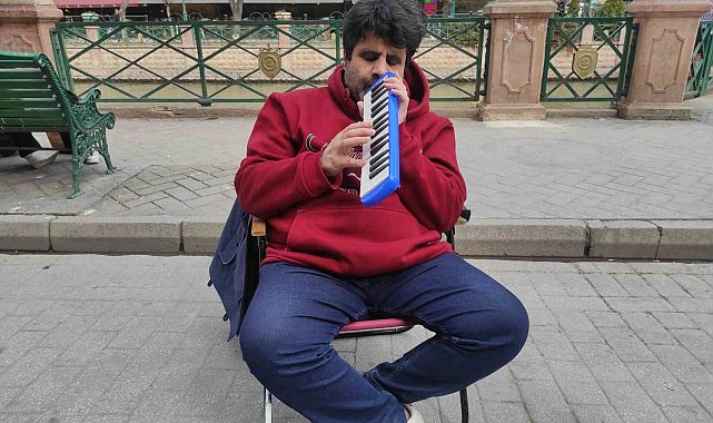Eşini kaybeden engelli müzisyen tüm zorluklara rağmen sanatını icra ediyor