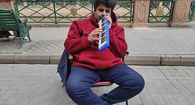 Eşini kaybeden engelli müzisyen tüm zorluklara rağmen sanatını icra ediyor