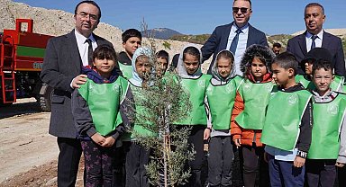 Eski maden sahasına öğrenciler bin 500 fidan dikti