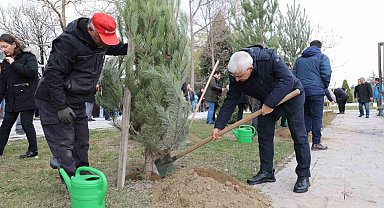 Eskişehir Teknik Üniversitesi'nde hayatını kaybeden Doç. Dr. Filiz Bayrakçı Karel ve kızı anısına ağaç dikim etkinliği gerçekleştirdi