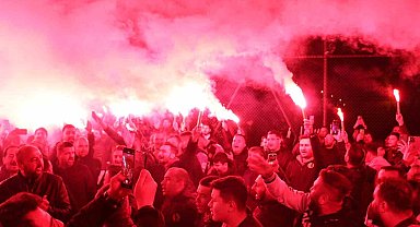 Eskişehirspor taraftarı gece saatlerinde bir araya gelerek takıma moral verdi