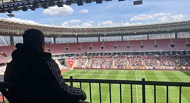 Eskişehirspor'un 18 yıldır gollerinin sesi olan adam işine ve siyah-kırmızıya duyduğu aşkı anlattı