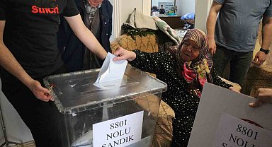 Evden çıkamayan engelli ve yaşlılar, seyyar sandık ile vatandaşlık görevini yerine getirdi