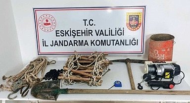 Evinin bahçesinde kaçak kazı yapan 2 şahsa jandarma operasyonu