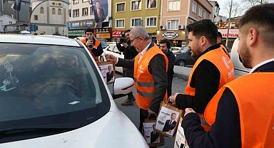 Eyüpsultan'da trafikte kalan vatandaşlara iftariyelik ikramlarda bulundu