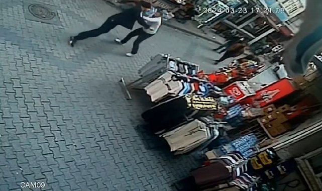 Fatih'te dehşet anları kamerada: Alacak verecek tartışmasında arkadaşını defalarca bıçakladı