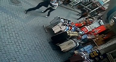Fatih'te dehşet anları kamerada: Alacak verecek tartışmasında arkadaşını defalarca bıçakladı