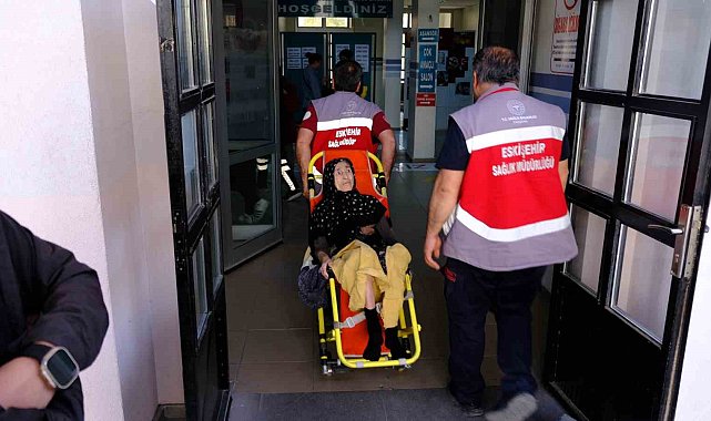 Felçli yaşlı kadın oy kullanmak için ambulans eşliğinde sandığa gitti