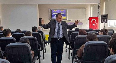 Fen lisesi öğrencileri ile buluşan Prof. Dr. Mustafa Böyükata; Gençlerden hayal kurmalarını, bu hayallerin hiç düşünülmemiş yeni ve özgün konular olmasını ve hayallerinin peşinden gitmelerini istedi