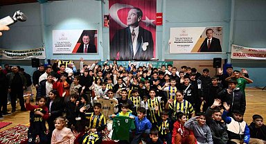 Fenerbahçeli futbolcu İsmail Yüksek, Bursa'da gençlerle buluştu