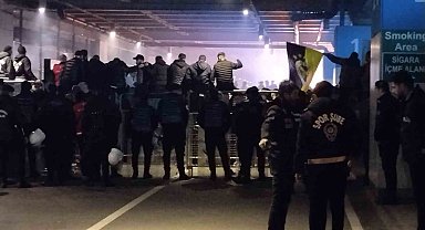 Fenerbahçeli taraftarlar Sabiha Gökçen Havalimanı'nda toplanmaya başladı