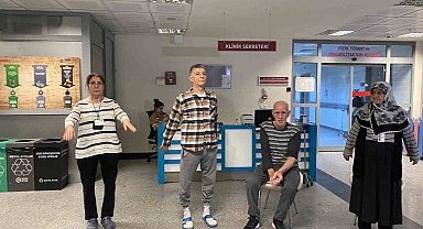 Fizik tedavi hastaları hastane koridorunda "Tai chi" yaptı