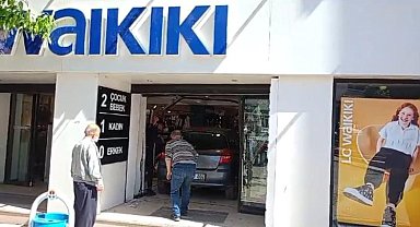 Fren yerine gaza basınca zincir giyim mağazasına daldı