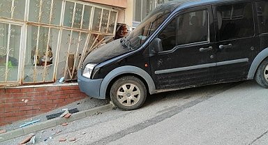 Freni boşalan araç evin balkon camına çarparak durabildi