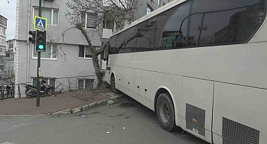Freni patlayan otobüs önce ağaca ve kamyonete, sonra evin duvarına çarptı