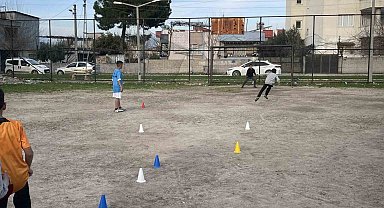 Futbol meraklısı depremzede çocuklar, toprak sahada tozu dumana katıyor