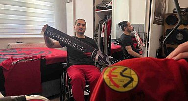 Futbol takımının peşinde koşarken kaza geçirerek yürüme yetisini kaybeden taraftar destek belliyor