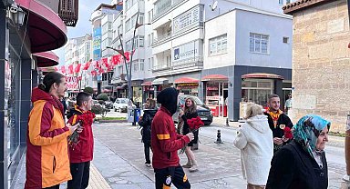 Galatasaray taraftarlarından çiçekli kutlama