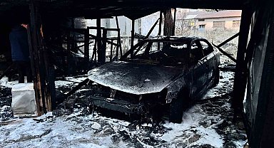 Garajda çıkan yangında 2 araç kül oldu
