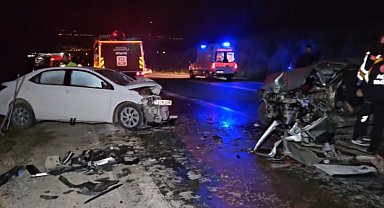 Gaziantep'te iki otomobil kafa kafaya çarpıştı: 2 ölü, 6 yaralı