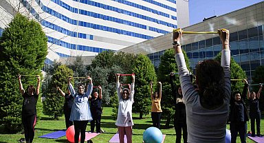 Gebe kadınlar hastane bahçesinde pilates yaptı