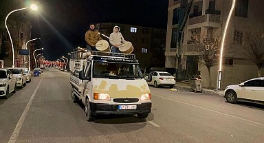 Geleneği sürdürmek için kamyonetin kasasında davul çalıyorlar
