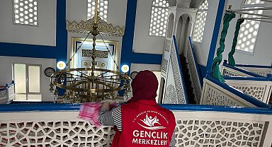 Gençler camide temizlik yaptı