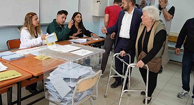 Gençler yaşlı ve engelli vatandaşların oy kullanması için yoğun bir şekilde çalışıyor