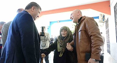 Giresun'da 95 yaşındaki Emine Nine demokrasi için oyunu kullandı