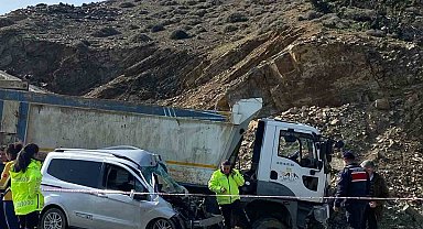 Gökçeada'da kamyon ile ticari araç kafa kaya çarpıştı: 1 kişi öldü