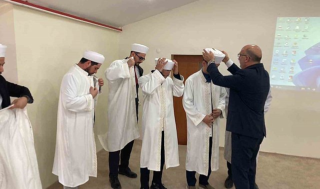 Göreve yeni başlayan müftülük personeli sarık ve cübbe giydi