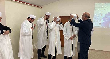 Göreve yeni başlayan müftülük personeli sarık ve cübbe giydi