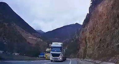 Gümüşhane-Kürtün yolunda facia sürücünün dikkati sayesinde atlatıldı