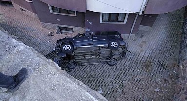 Gümüşhane'de el freni çekilmeyen cip 10 metrelik duvardan uçtu, sürücü son anda kurtuldu