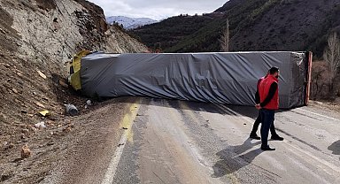Gümüşhane'de kontrolden çıkan tır yan yattı: 1 yaralı
