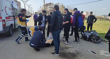 Hafif ticari araçla çarpışan motosikletteki 2 liseli yaralandı