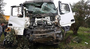 Hafriyat kamyonları kafa kafaya çarpıştı: 3 yaralı