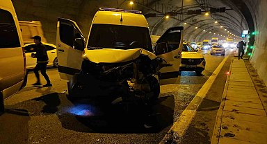 Hakim ve savcıları taşıyan servis minibüsü kaza yaptı: 2 kişi hafif şekilde yaralandı