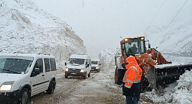 Hakkari-Çukurca karayolu çığlardan temizlendi